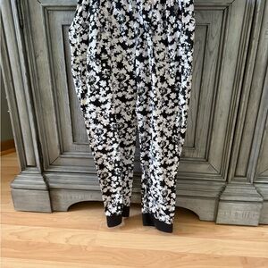 “Pre-Owned” Floral Black and White Girls Pants Size 10!